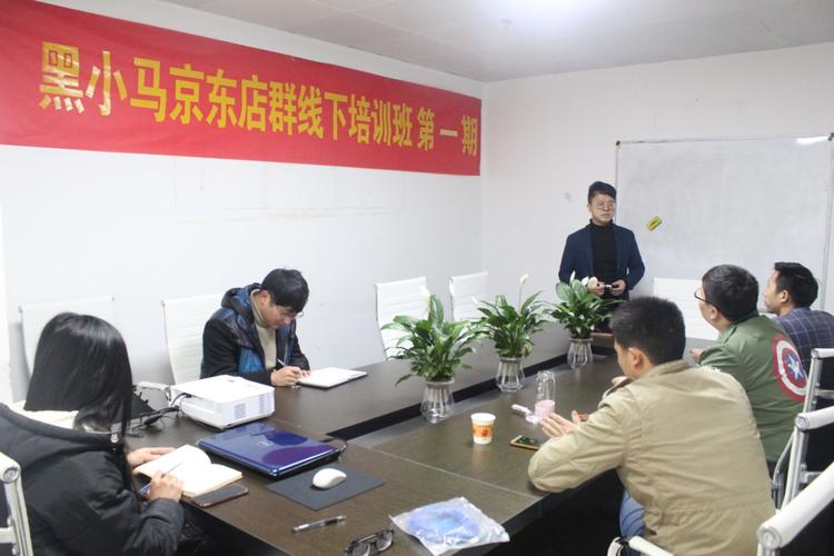 公司经营范围包括:通过互联网销售:服饰,鞋帽,通讯设备,
